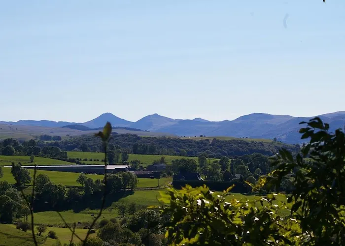 Maison Familiale Au Coeur Des Volcans D'auvergne *